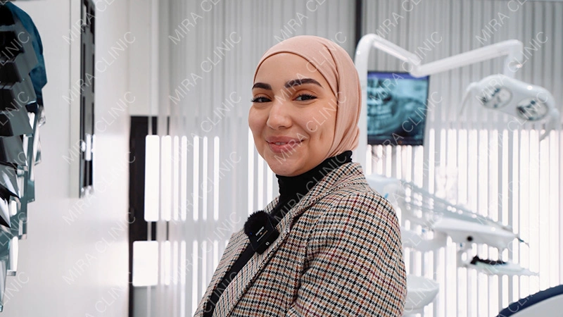 Influencer Hollywood smile 